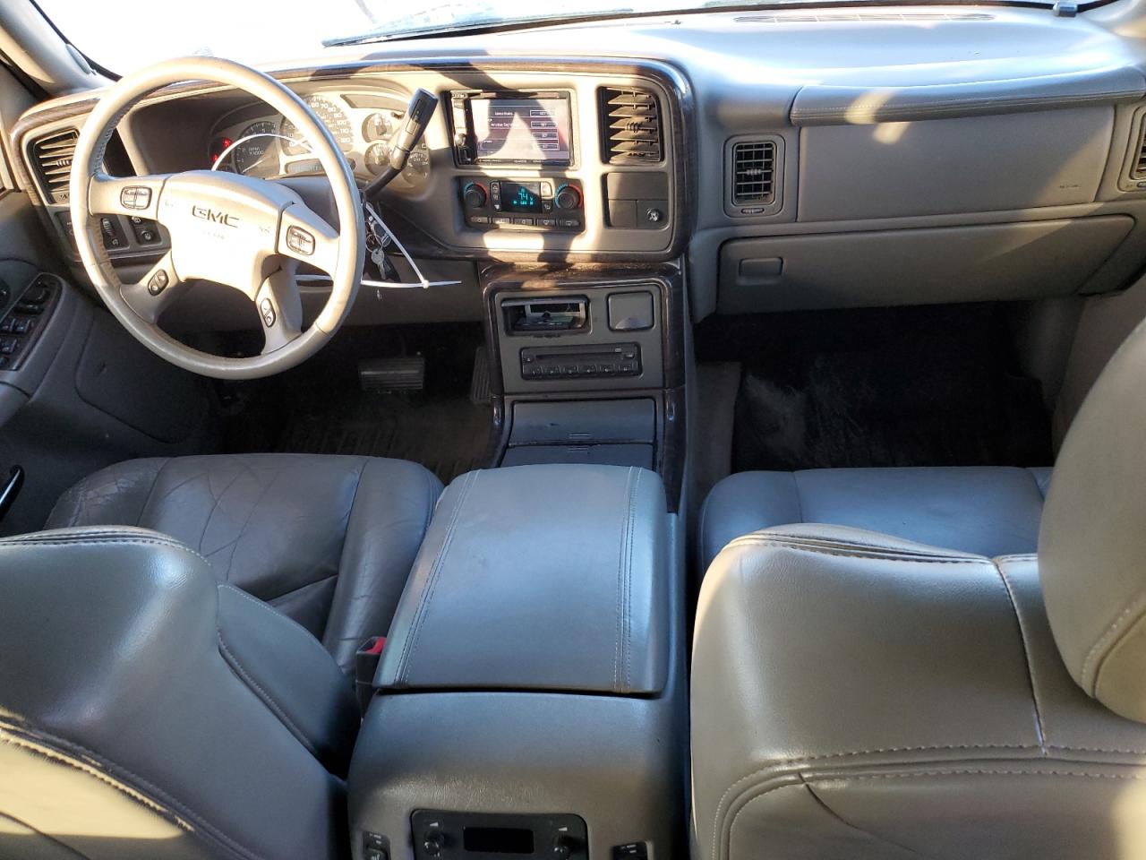2004 GMC Yukon - Image 8