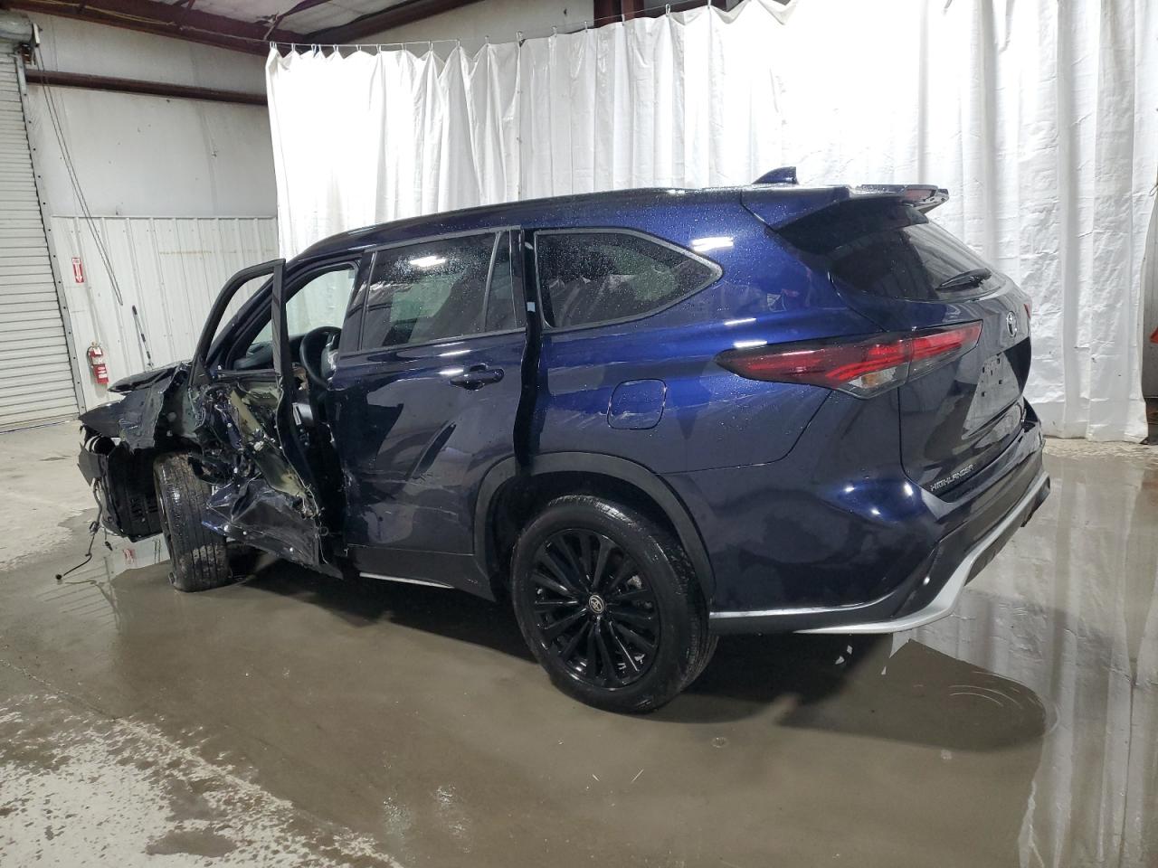 2024 Toyota Highlander - Image 2