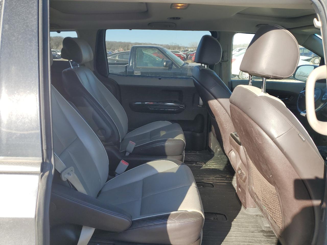 2016 Kia Sedona - Image 11