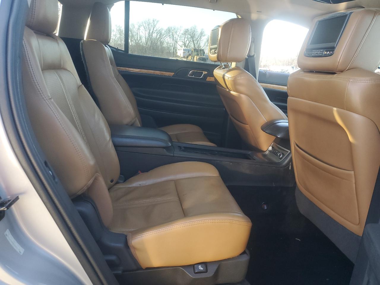 2011 Lincoln MKT - Image 11
