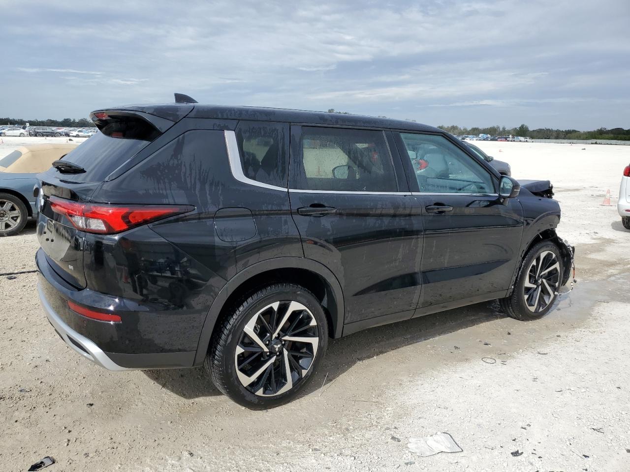 2024 MITSUBISHI OUTLANDER BLACK - Image 3