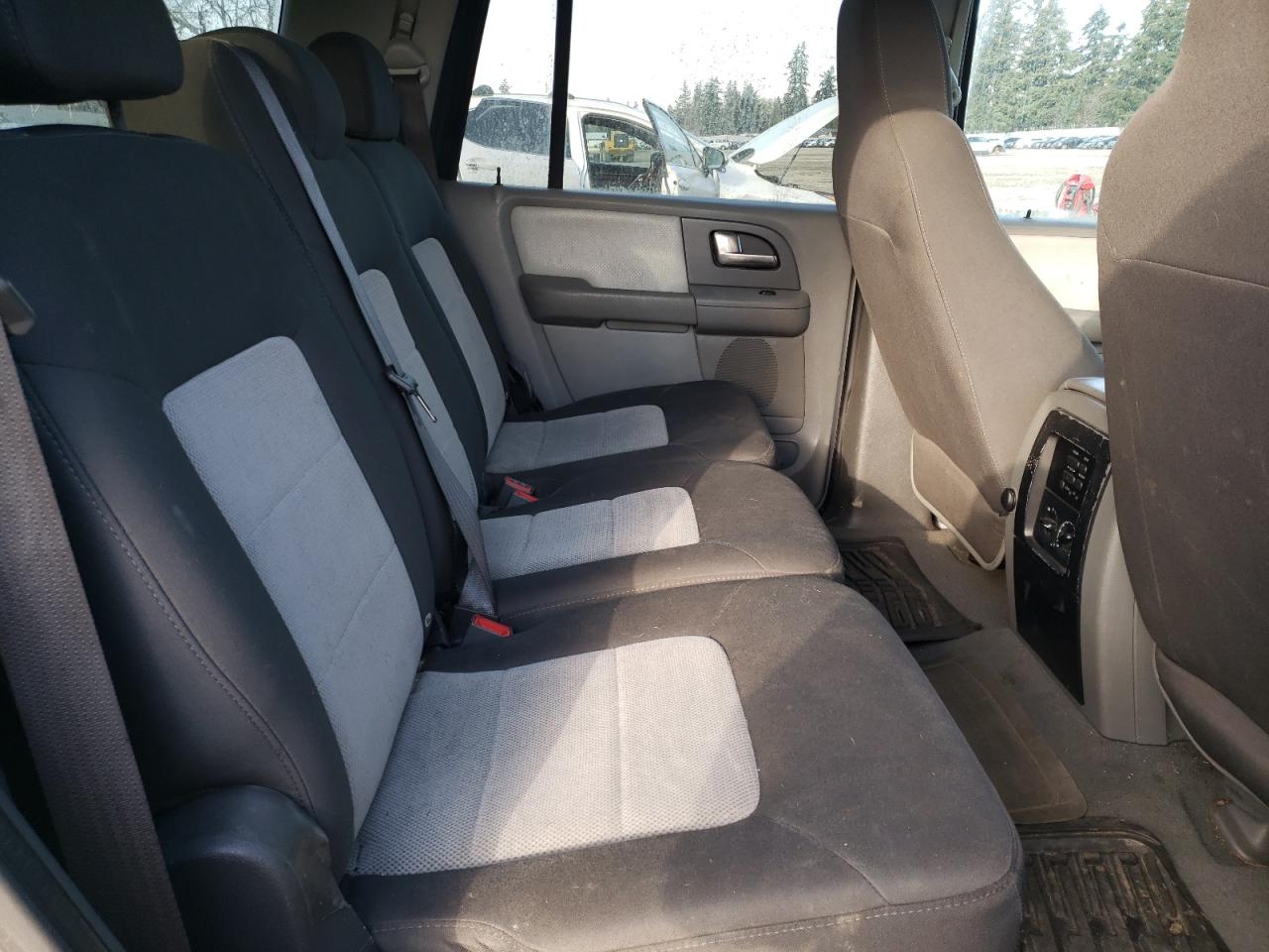 2004 Ford Expedition - Image 11