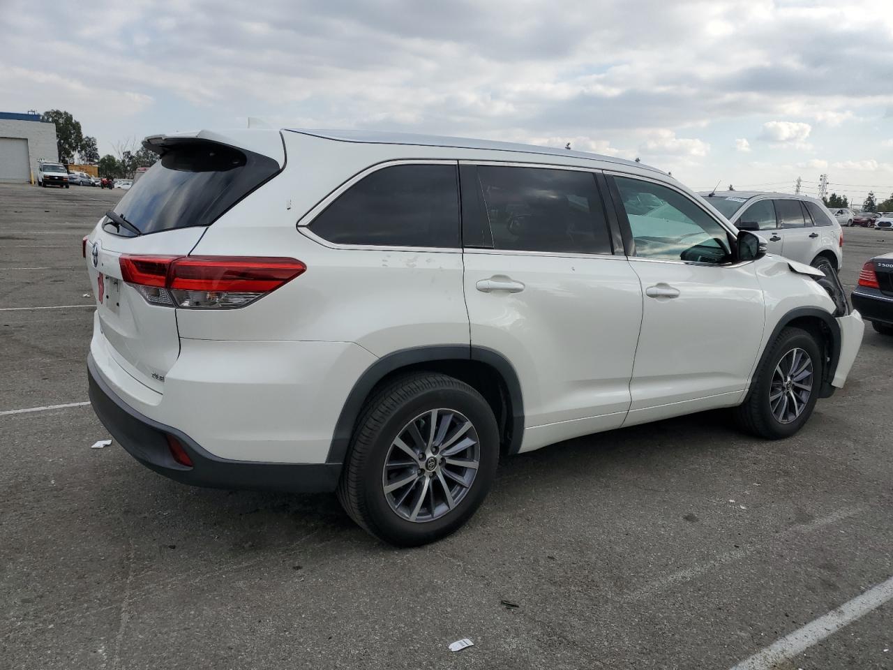 2017 Toyota Highlander - Image 3