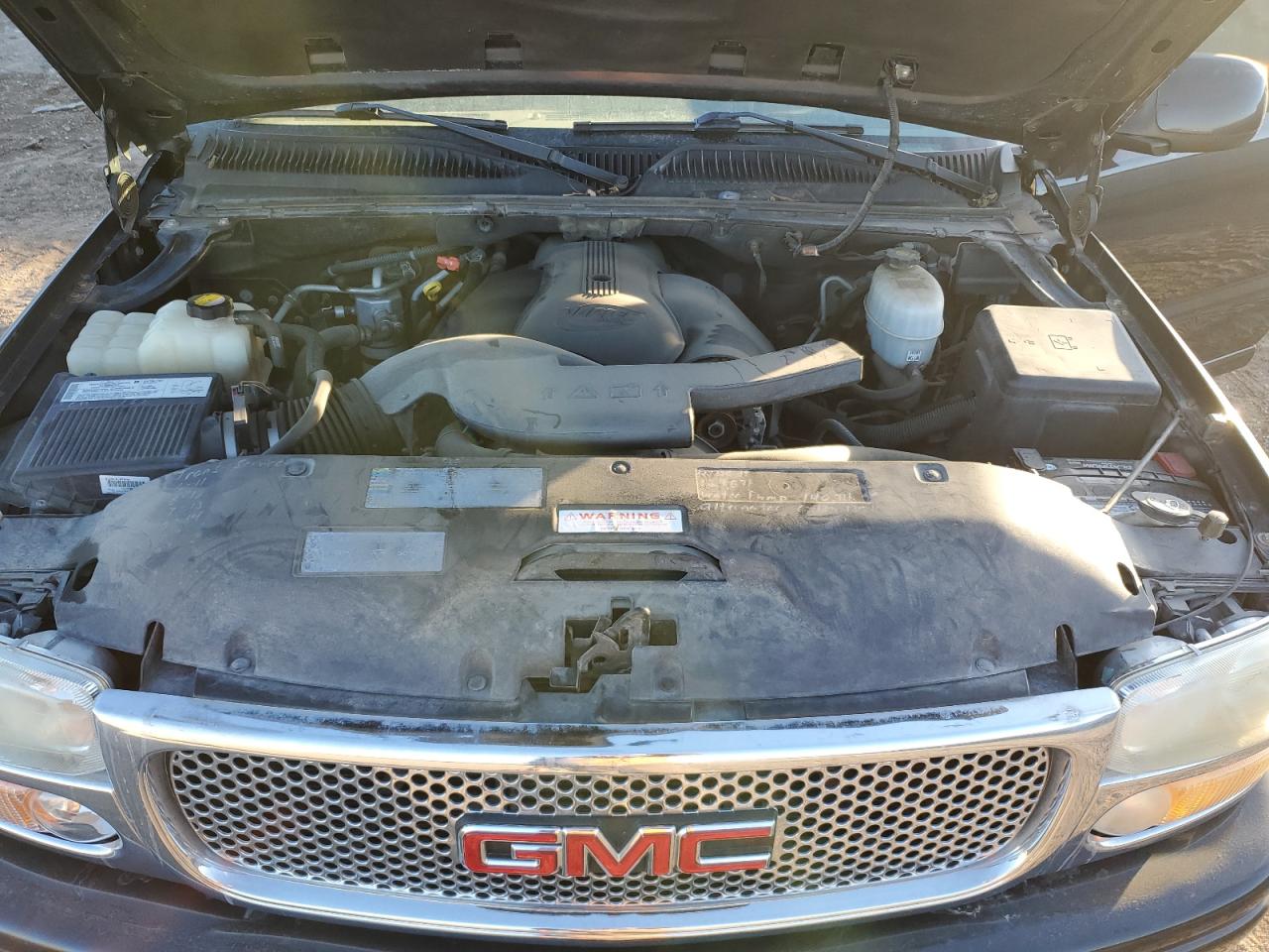 2004 GMC Yukon - Image 12