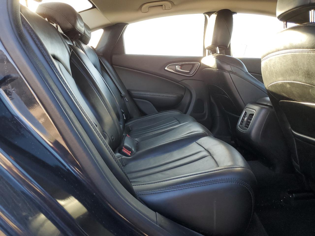 2017 Chrysler 200 - Image 10