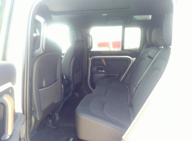 2022 Land Rover Defender 110 X-Dynamic SE - Image 8