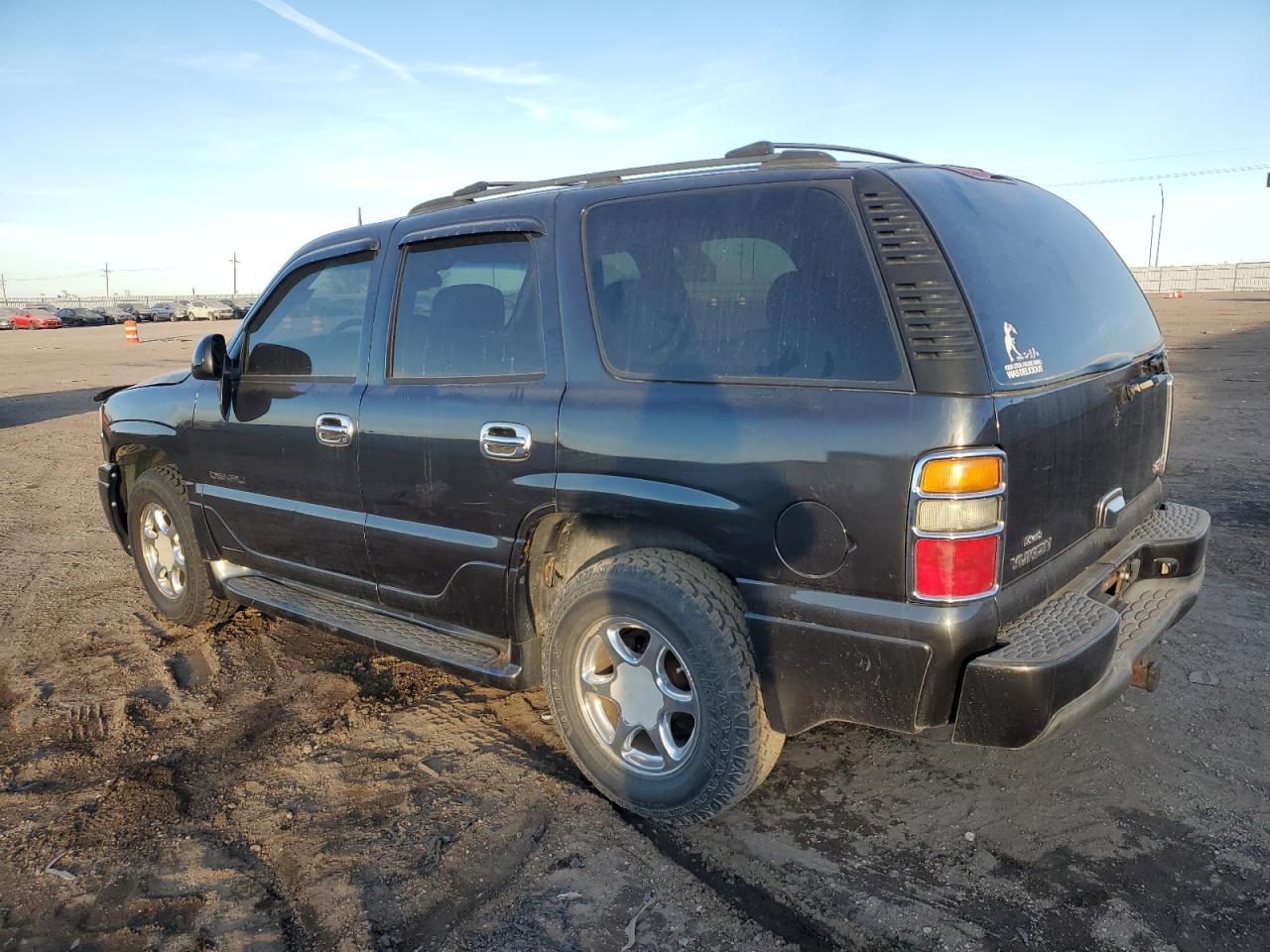 2004 GMC Yukon - Image 2