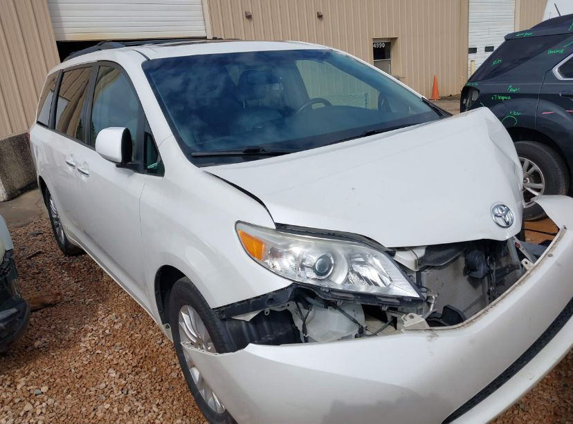 2014 Toyota Sienna XLE LIMITED - Image 2