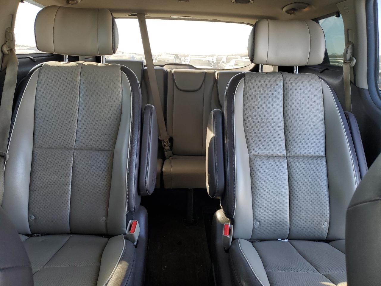 2016 Kia Sedona - Image 10