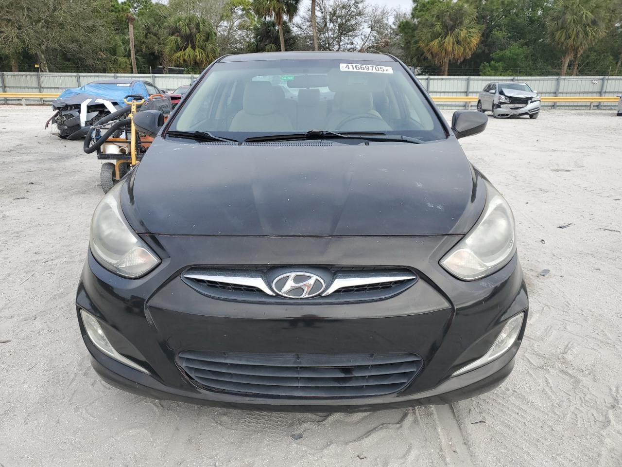 2012 Hyundai Accent - Image 5