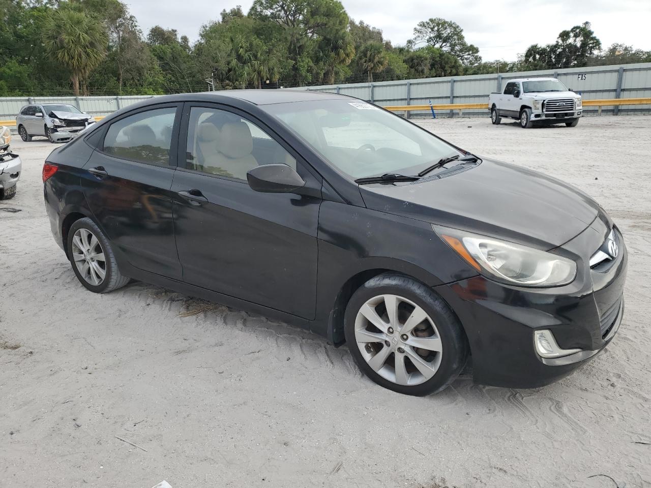 2012 Hyundai Accent - Image 4