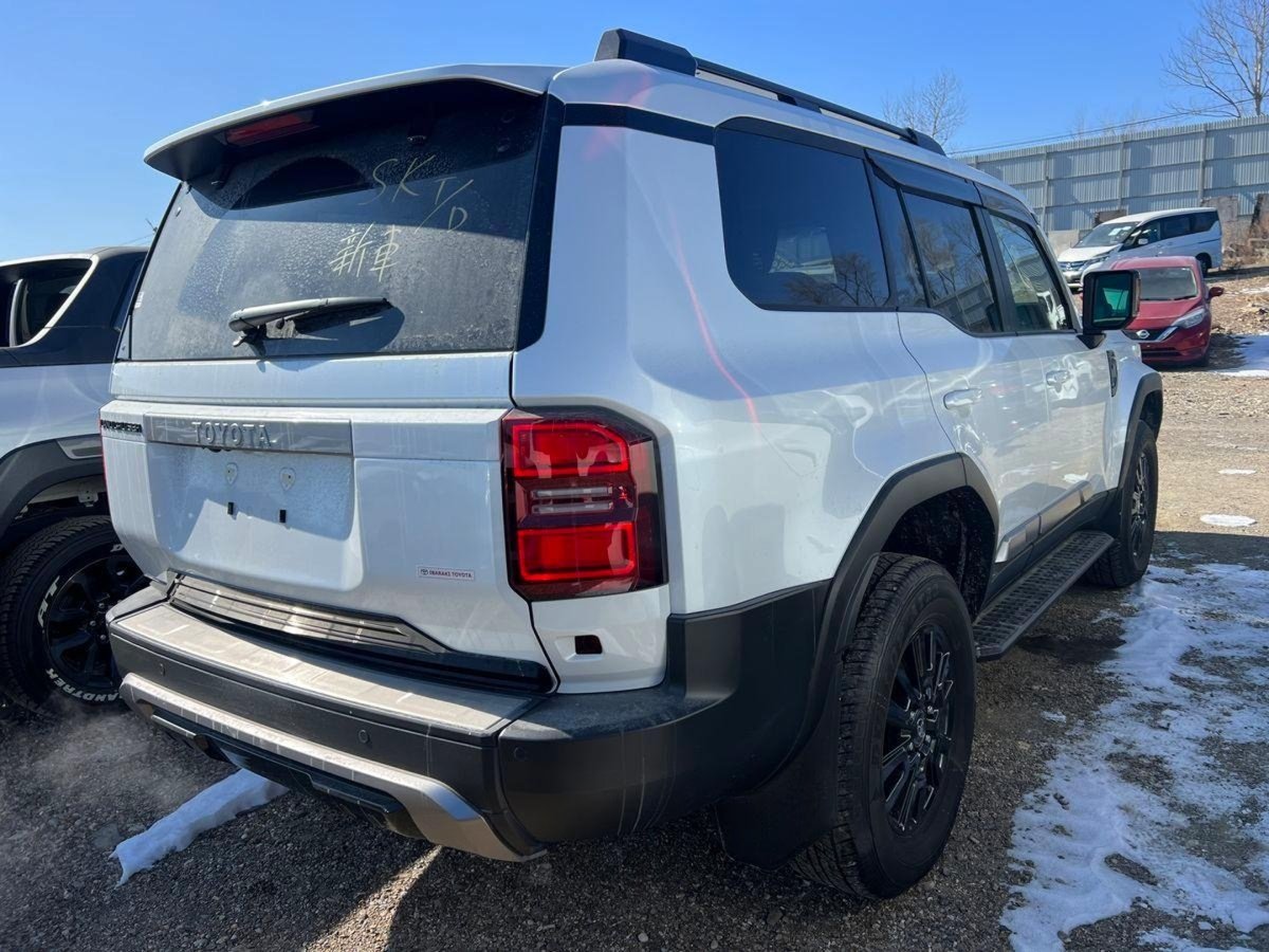 2024 Toyota Land Cruiser Prado - Image 5