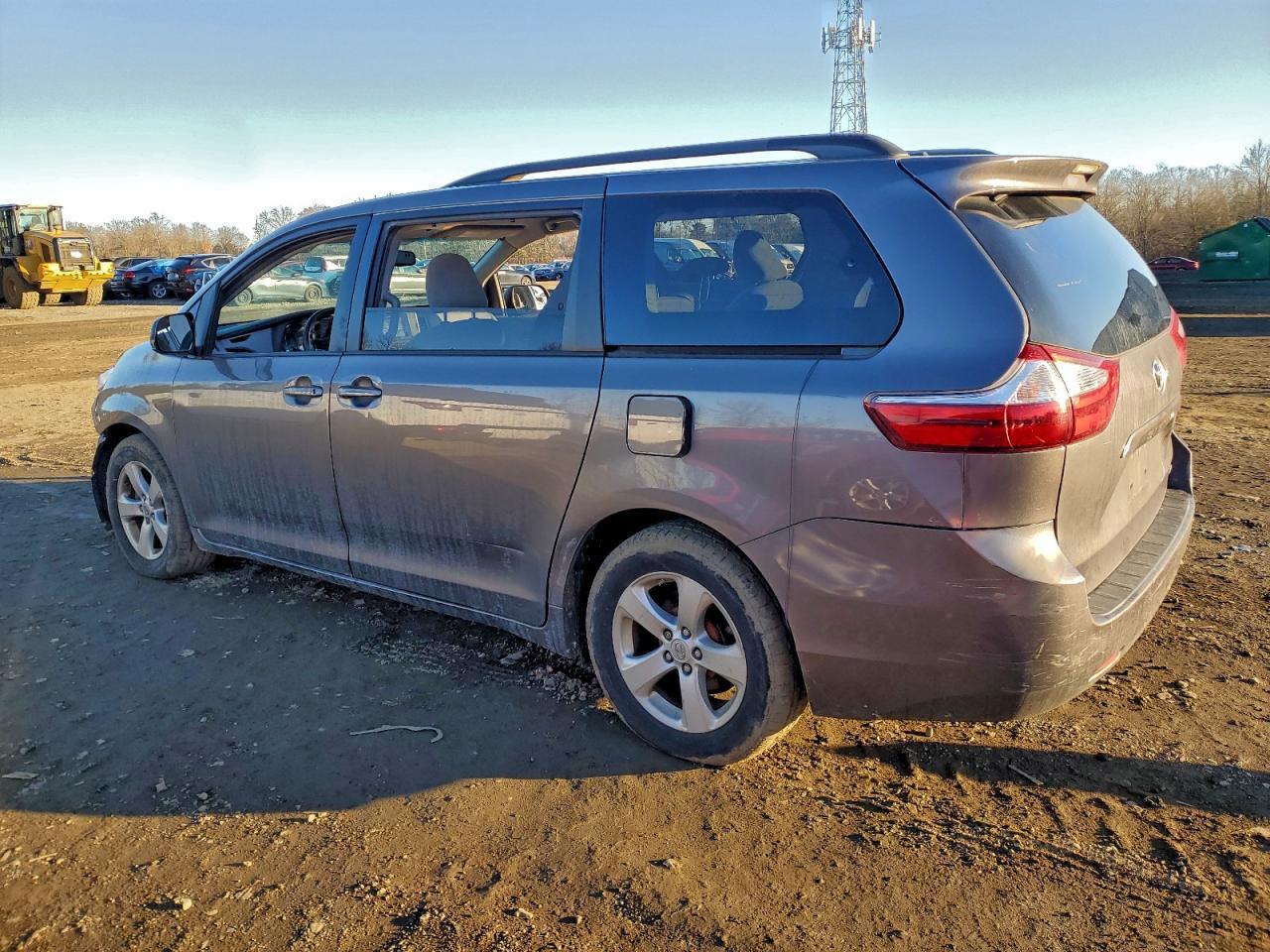 2017 Toyota Sienna - Image 3
