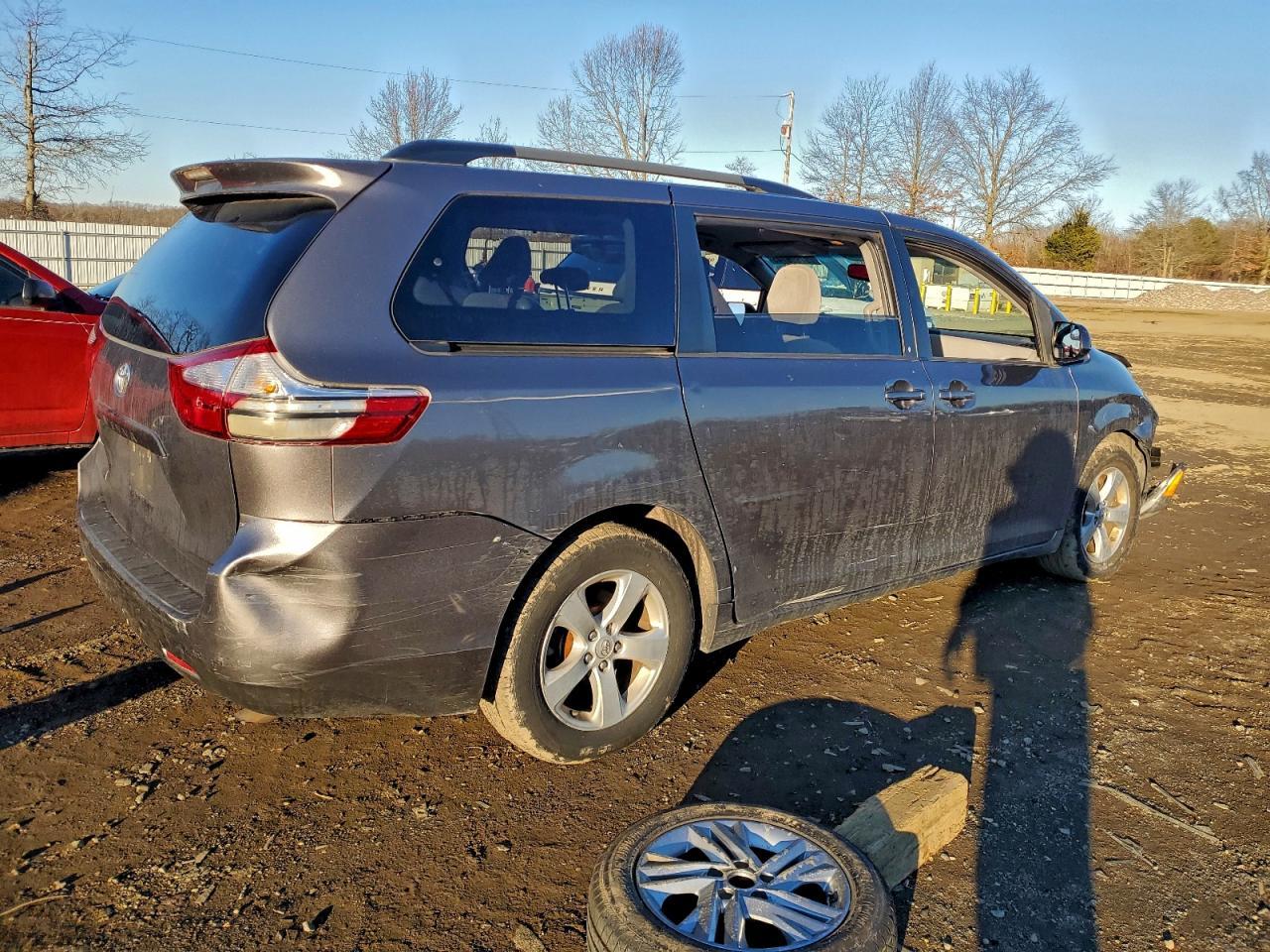 2017 Toyota Sienna - Image 4
