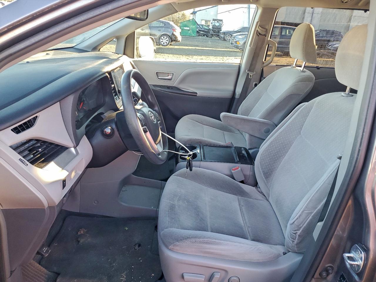 2017 Toyota Sienna - Image 5