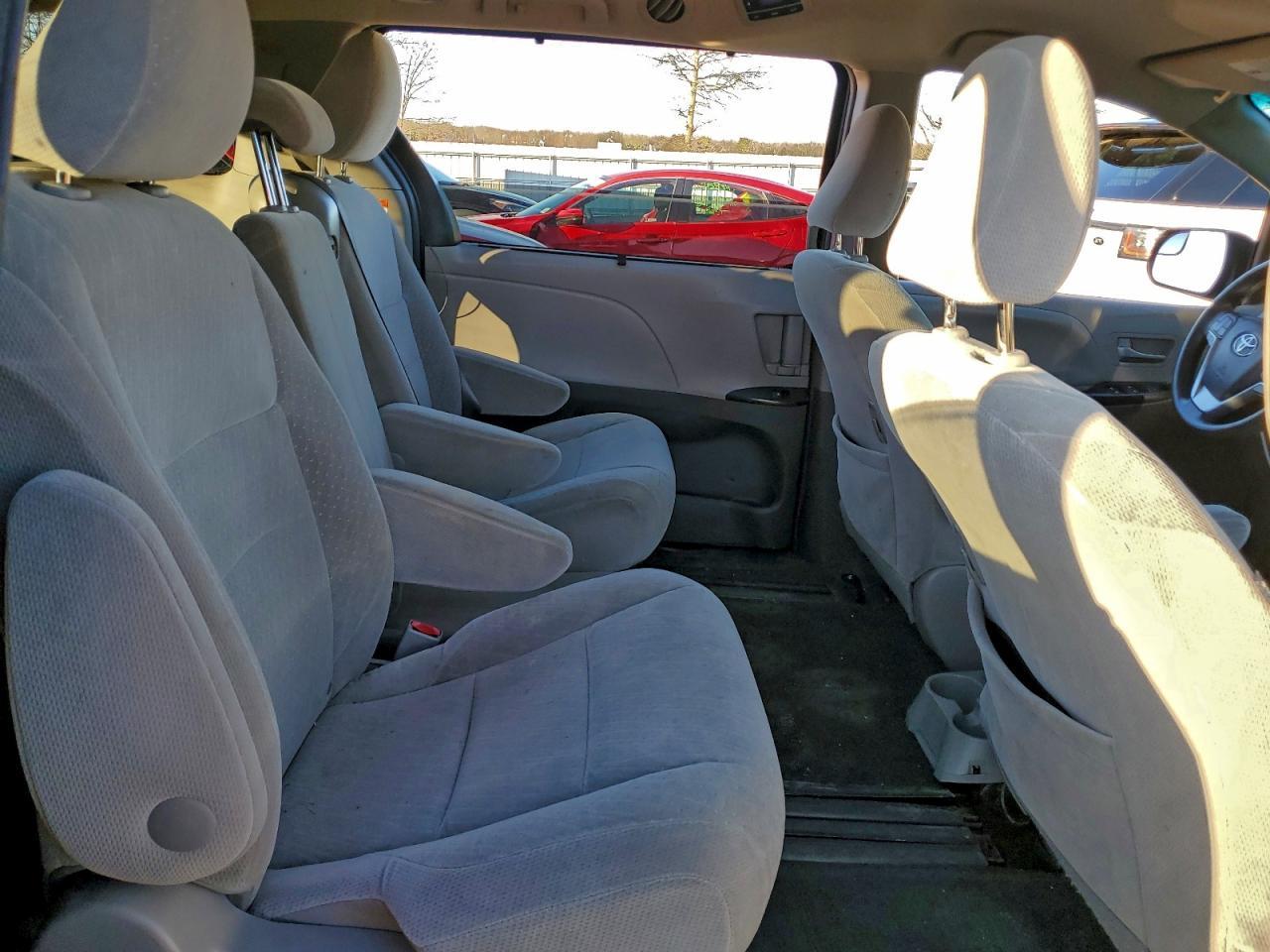 2017 Toyota Sienna - Image 6