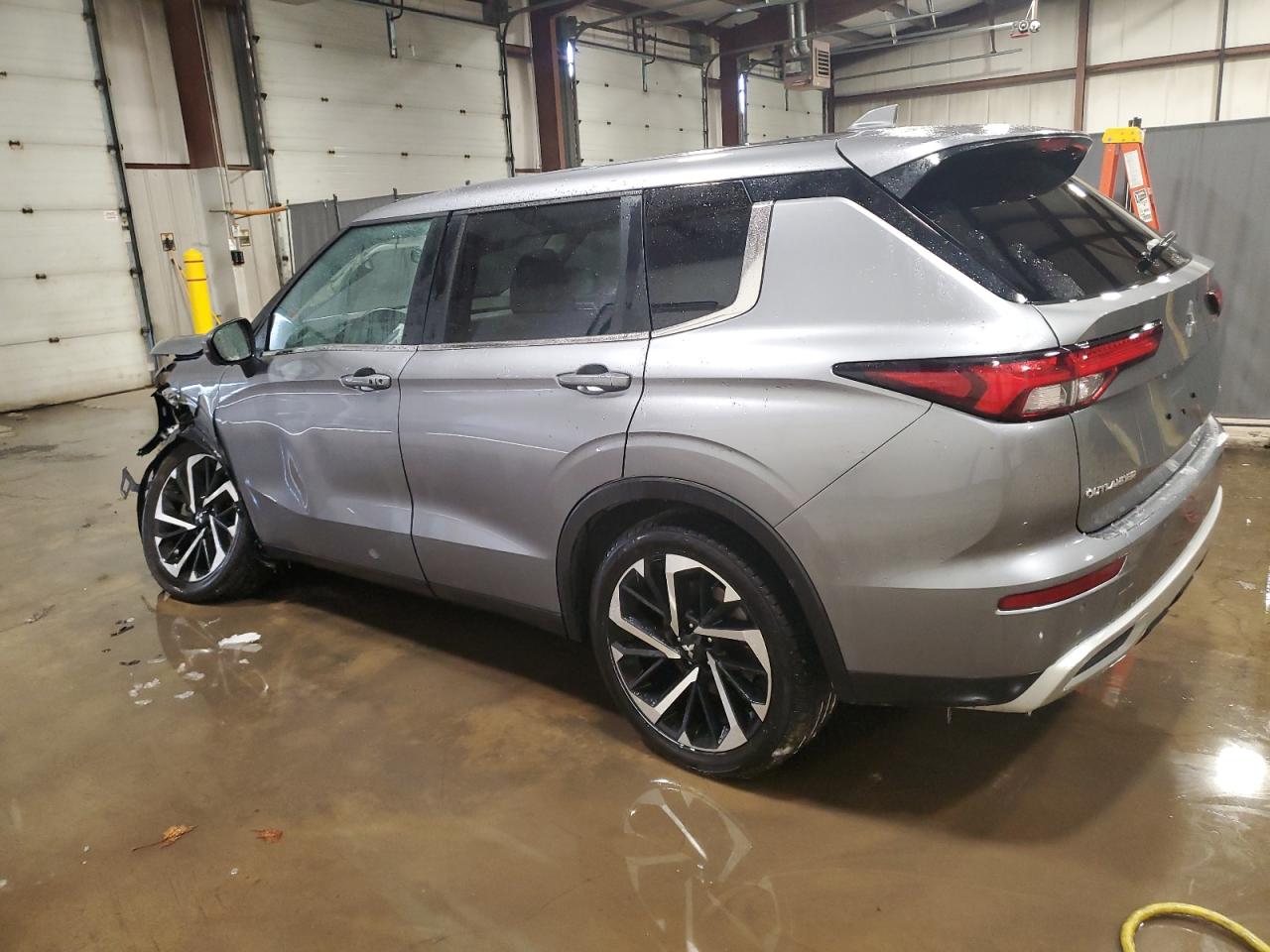 2024 MITSUBISHI OUTLANDER SILVER - Image 2
