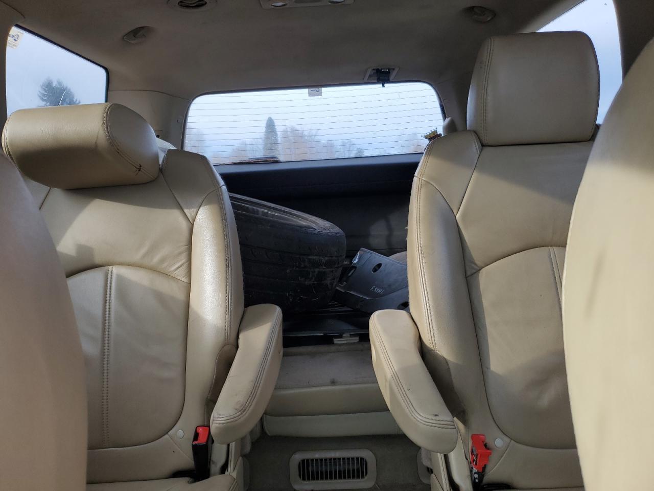 2011 GMC ACADIA - Image 10