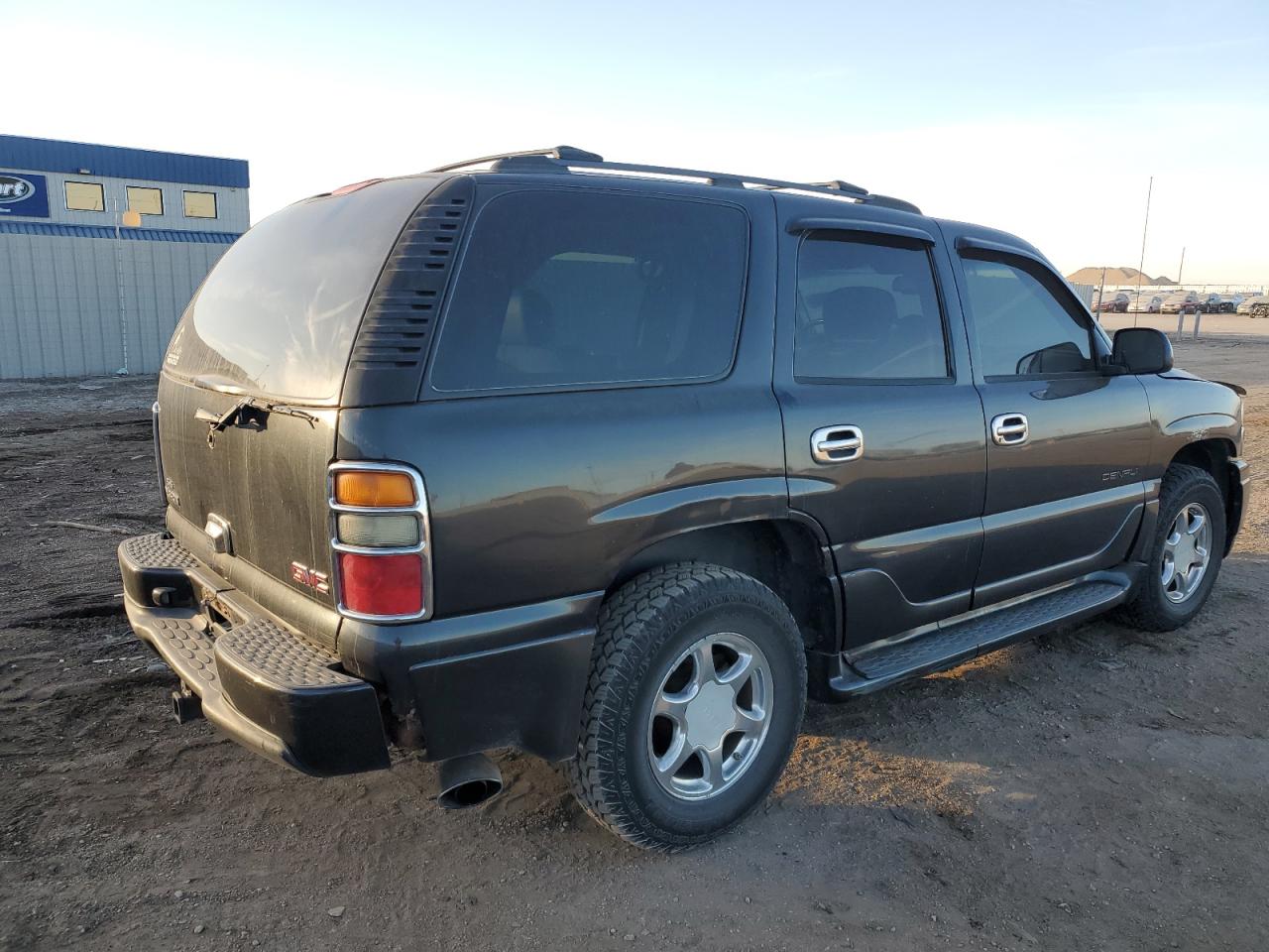 2004 GMC Yukon - Image 3