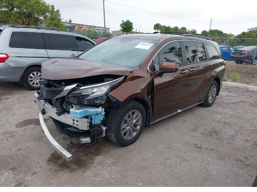 2022 Toyota Sienna - Image 3