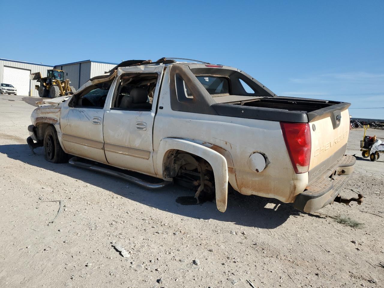 2005 CHEVROLET AVALANCHE WHITE - Image 2