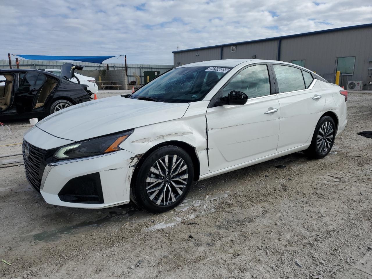 NISSAN ALTIMA WHITE