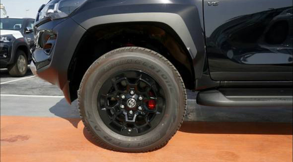 2025 Toyota Hilux - Image 10