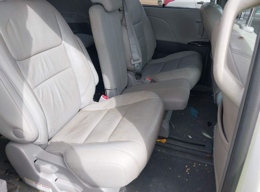 2014 Toyota Sienna XLE LIMITED - Image 8