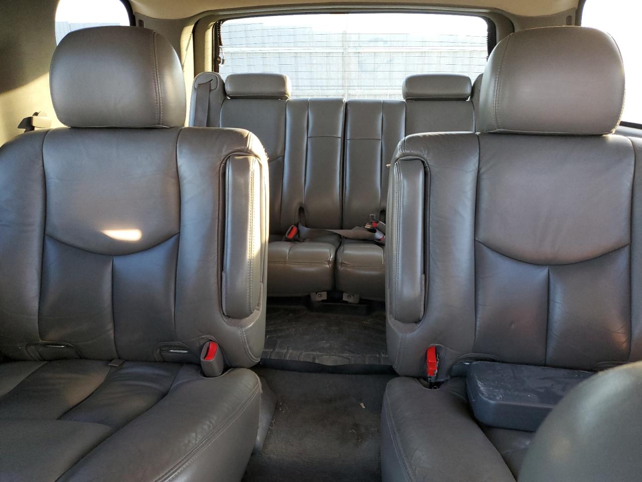 2004 GMC Yukon - Image 10
