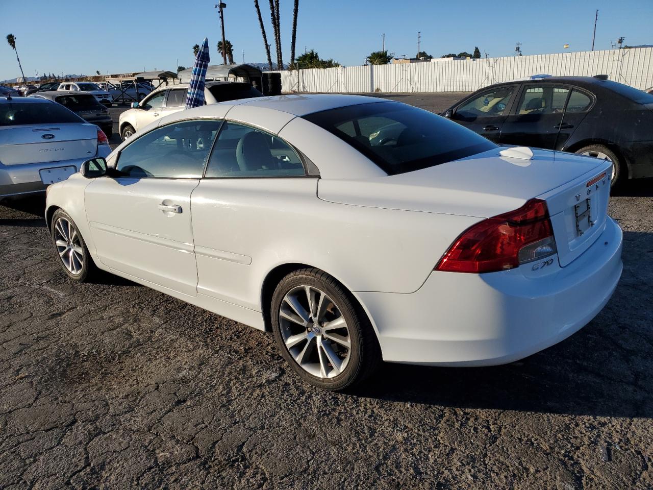 2011 VOLVO C70 - Image 2