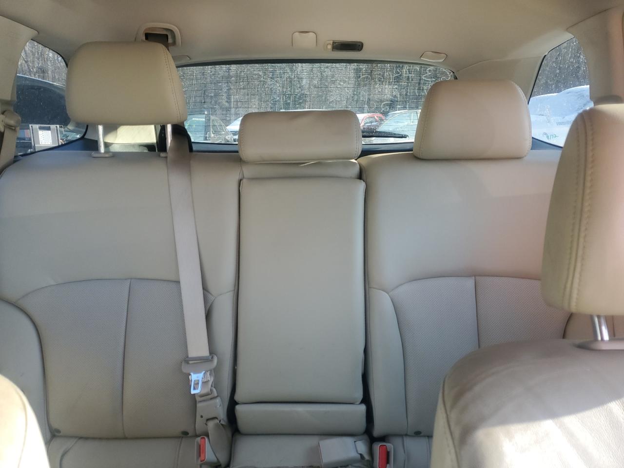 2011 SUBARU OUTBACK - Image 10