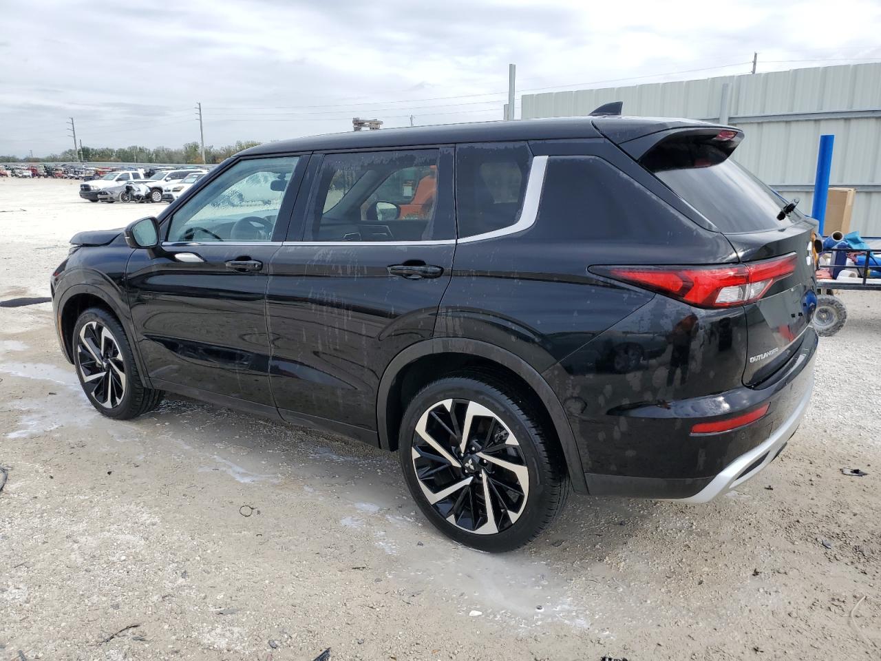2024 MITSUBISHI OUTLANDER BLACK - Image 2