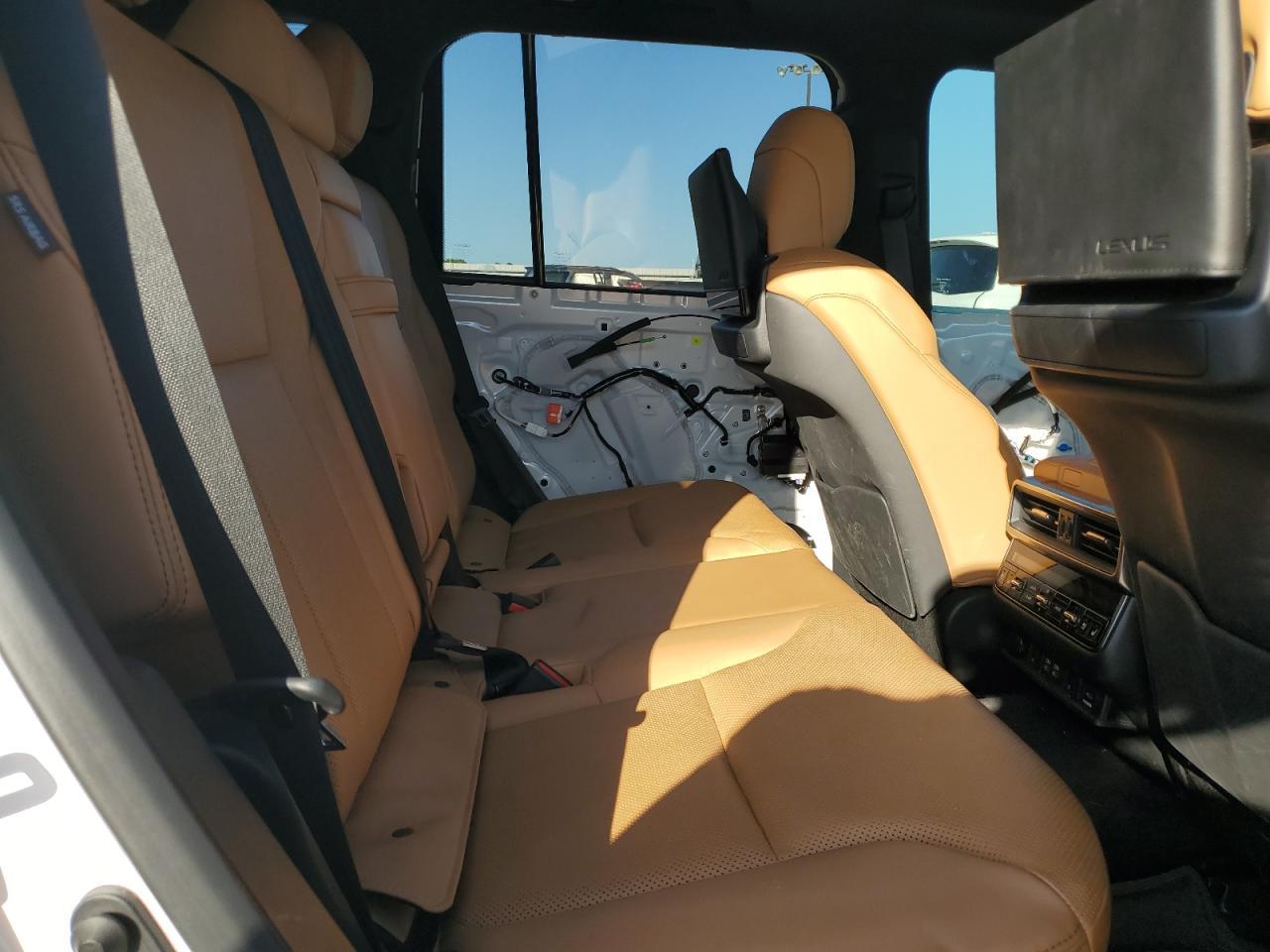 2025 Lexus LX600 - Image 6