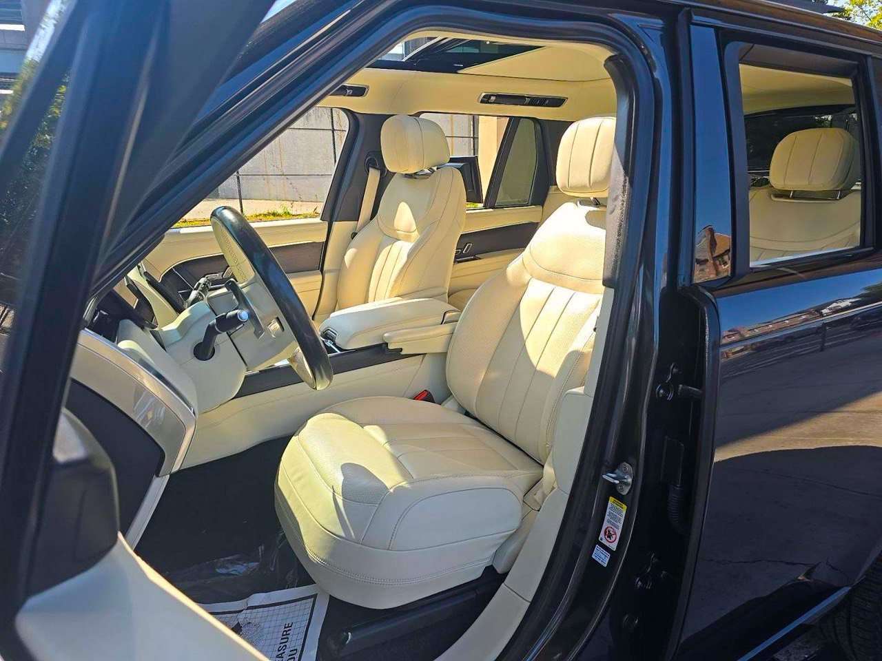 2024 Land Rover Range Rover Vogue - Image 4