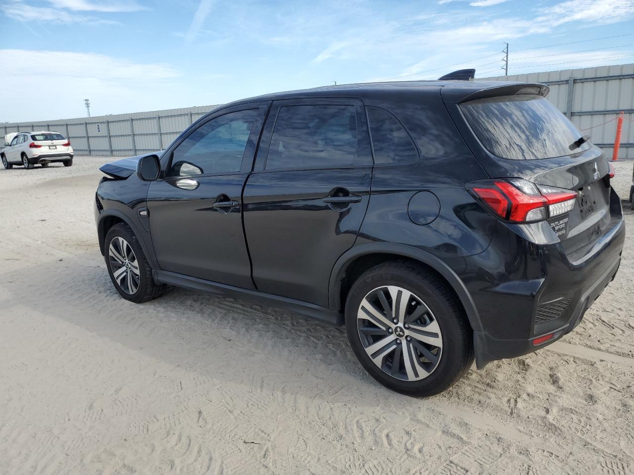 2024 Mitsubishi Outlander - Image 2
