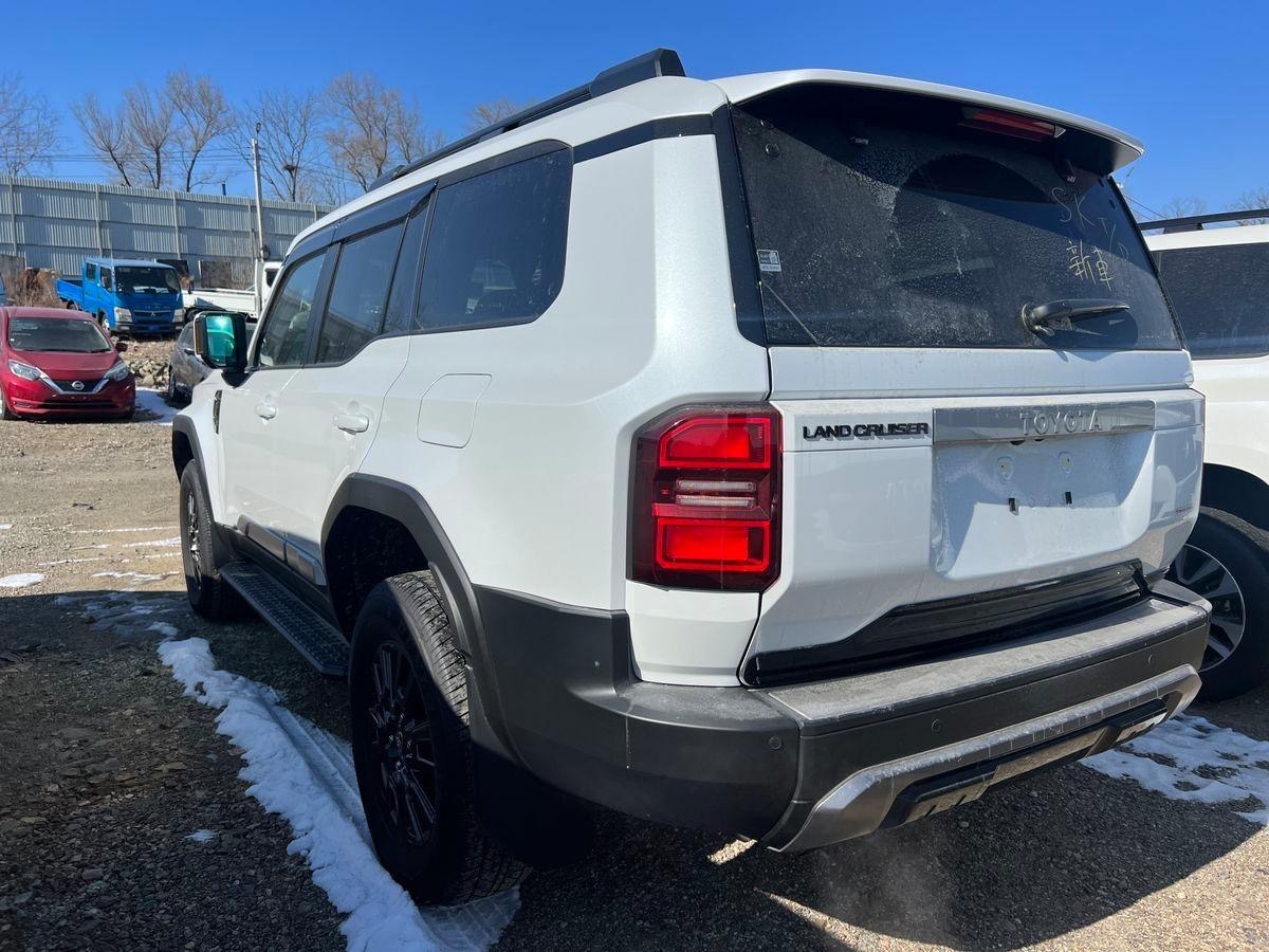 2024 Toyota Land Cruiser Prado - Image 4