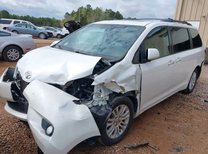 2014 Toyota Sienna XLE LIMITED - Image 3