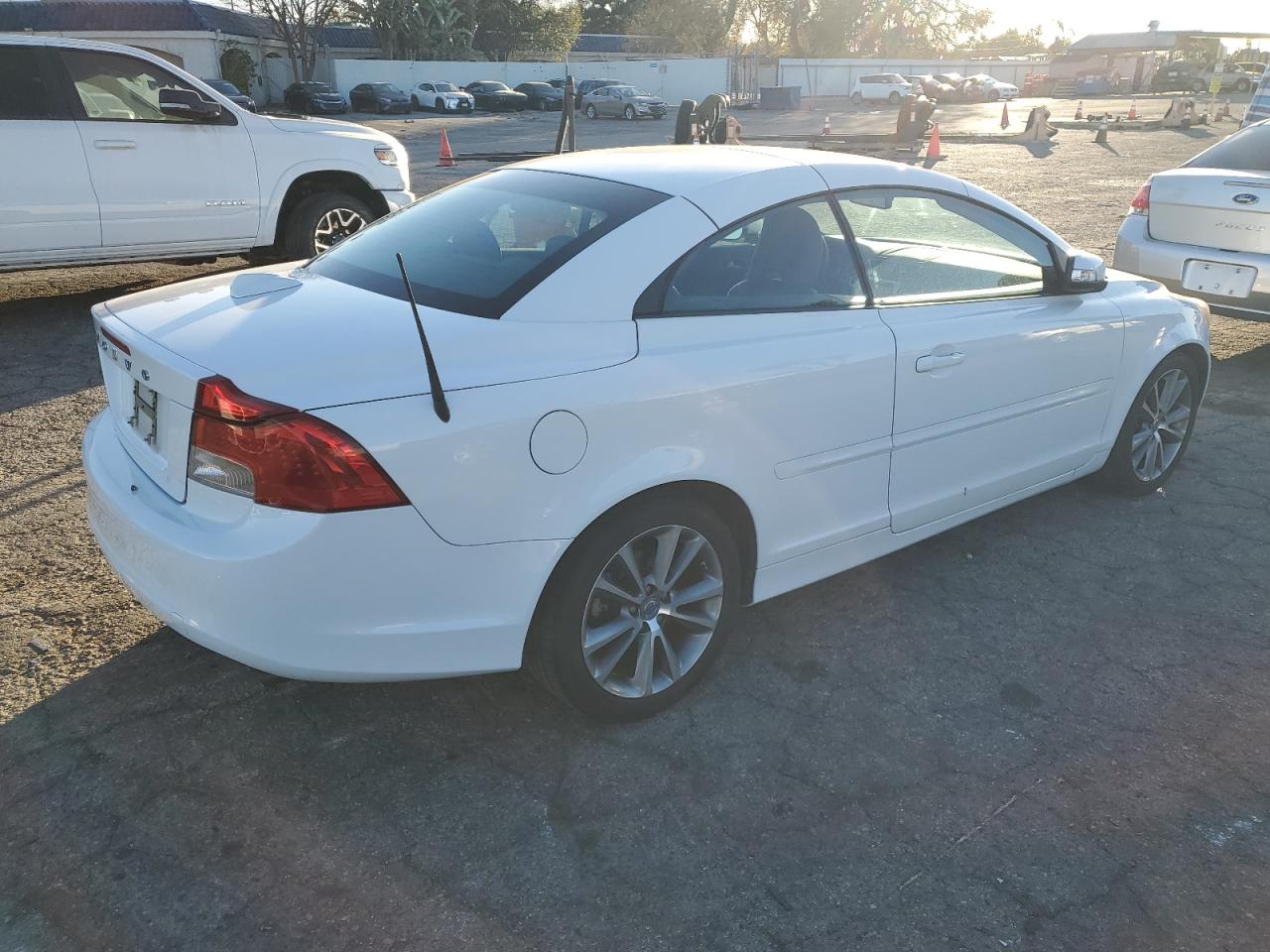 2011 VOLVO C70 - Image 3