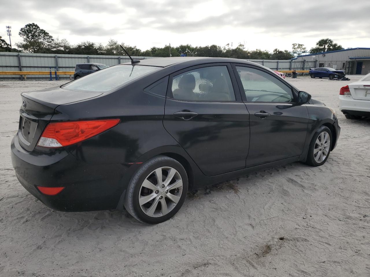 2012 Hyundai Accent - Image 3