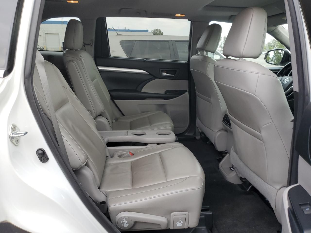 2017 Toyota Highlander - Image 11