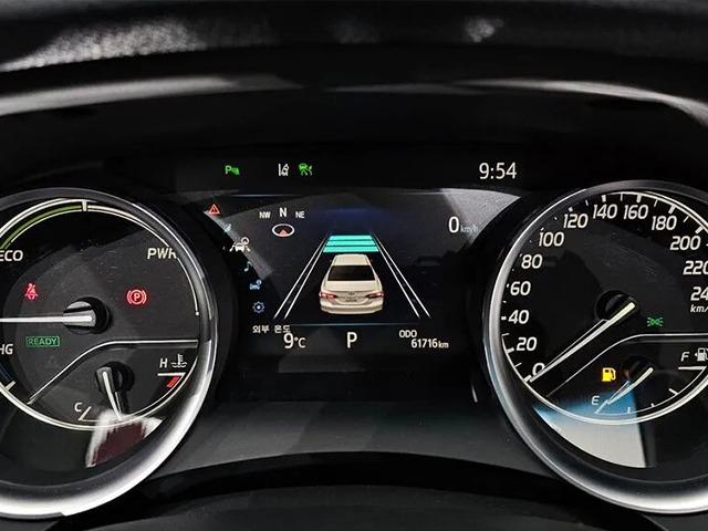 2020 Toyota Camry Hybrid - Image 5