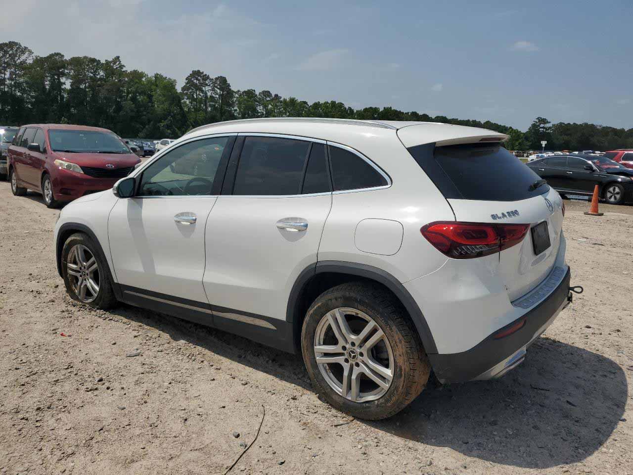 2022 Mercedes-Benz GLA 200 - Image 4