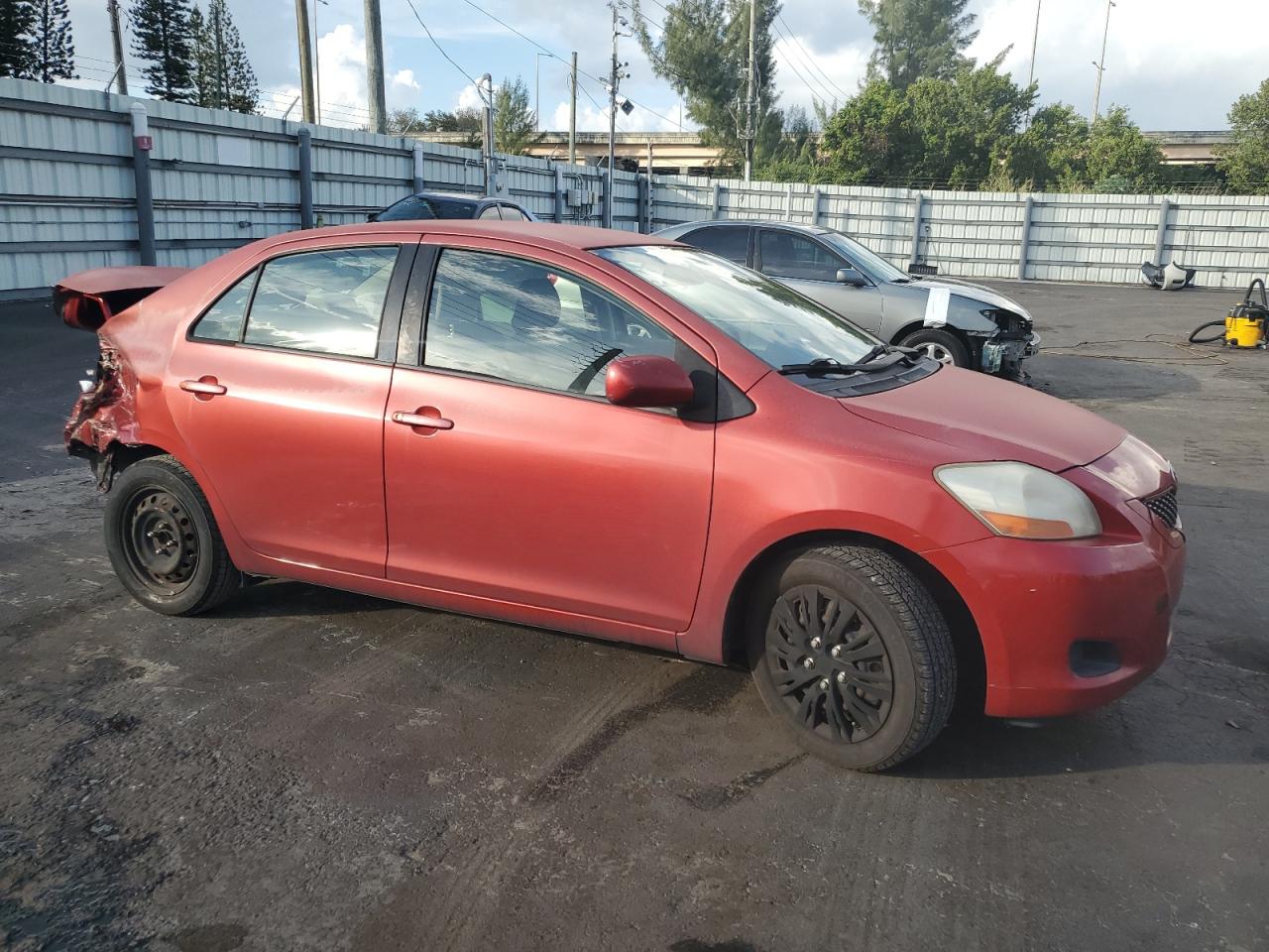 2009 TOYOTA YARIS RED - Image 4