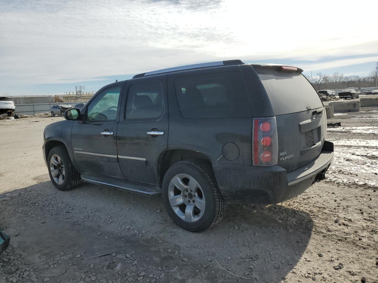 2012 GMC YUKON BLACK - Image 2