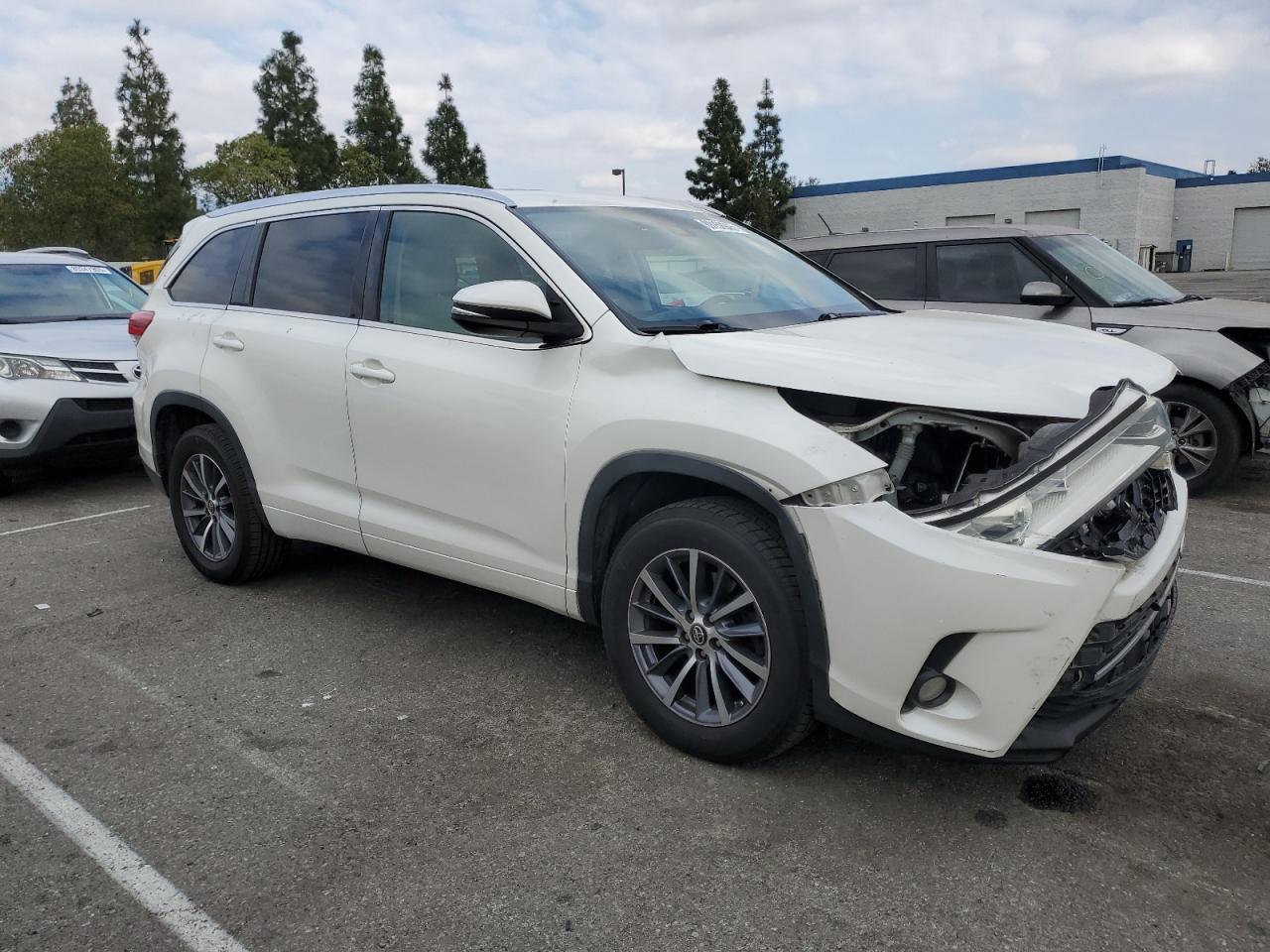 2017 Toyota Highlander - Image 4